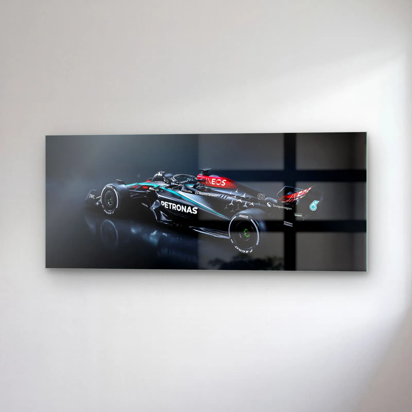 Karanlıkta Mercedes F1 Sol Açı cam tablo — sağ açıdan görünüm