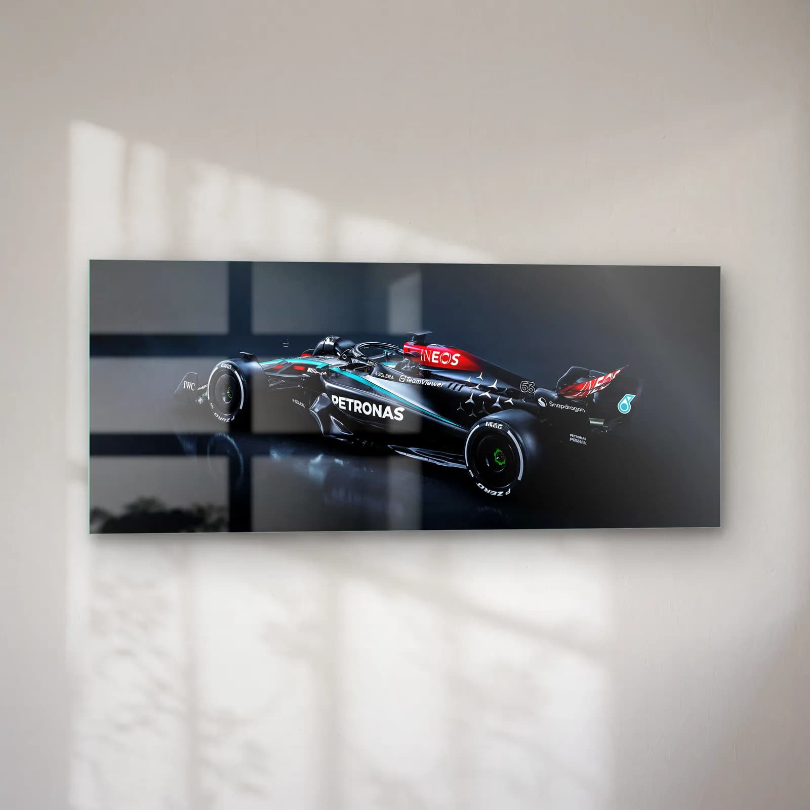 Karanlıkta Mercedes F1 Sol Açı cam tablo — sol açıdan görünüm