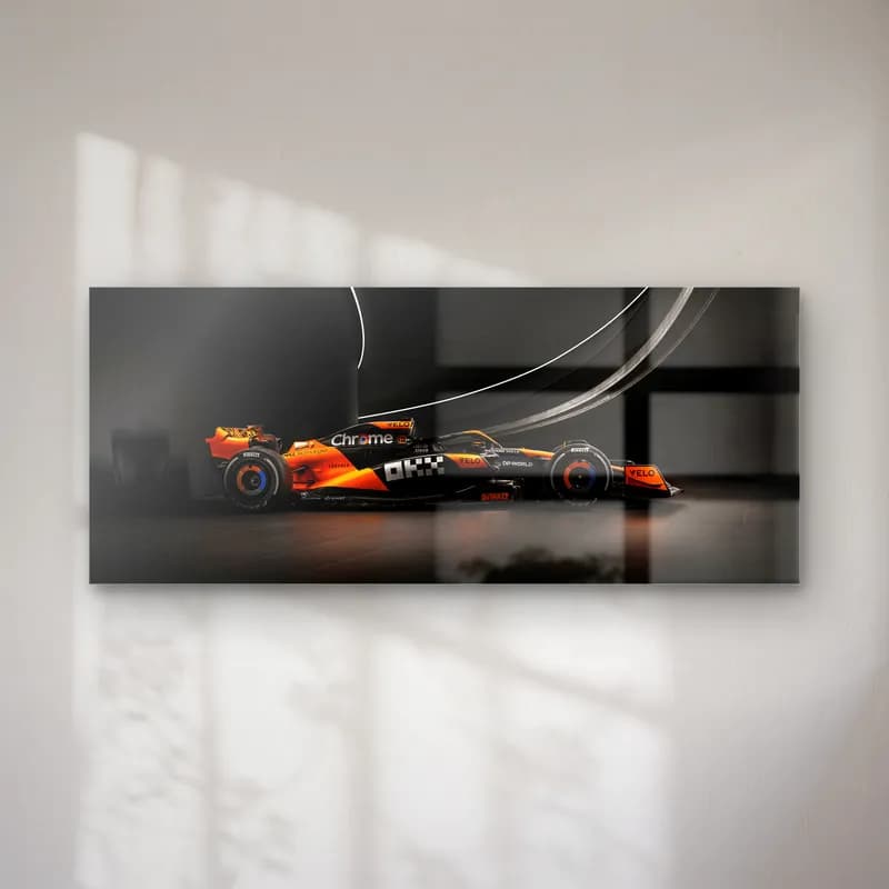 McLaren F1 Yan Profil Karanlık cam tablo — Koyu zeminde ışık çizgileri önünde yandan turuncu McLaren F1 aracı