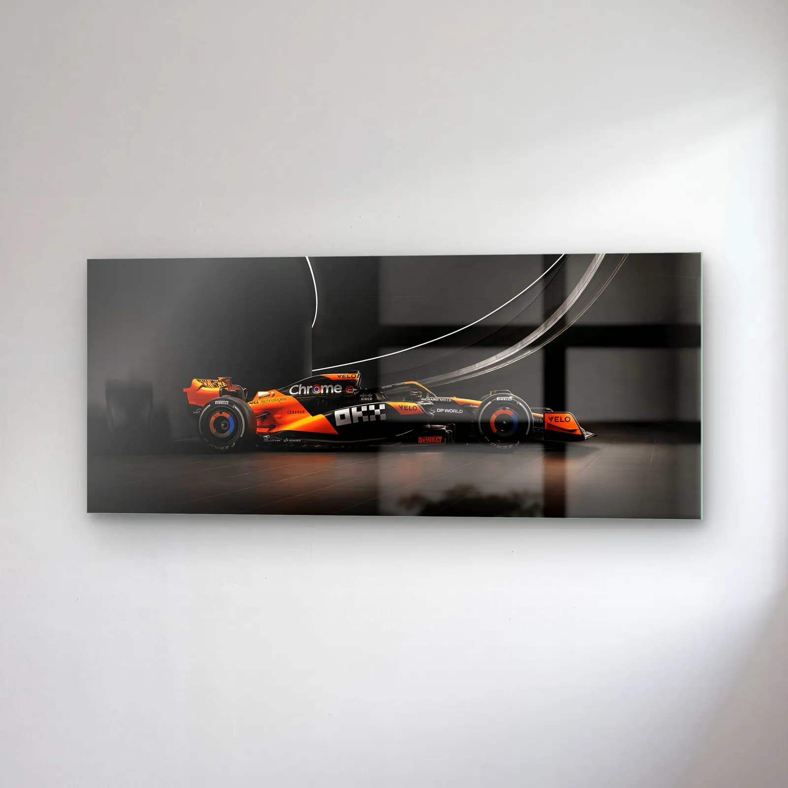 McLaren F1 Yan Profil Karanlık cam tablo — sağ açıdan görünüm
