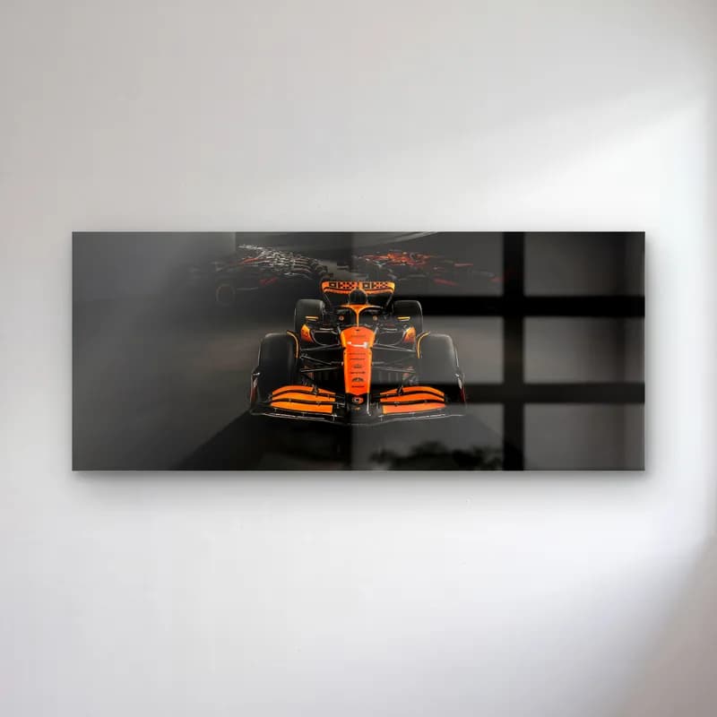 Önden McLaren F1 Karanlık cam tablo — Karanlık zeminde önden görülen turuncu siyah McLaren F1 aracı