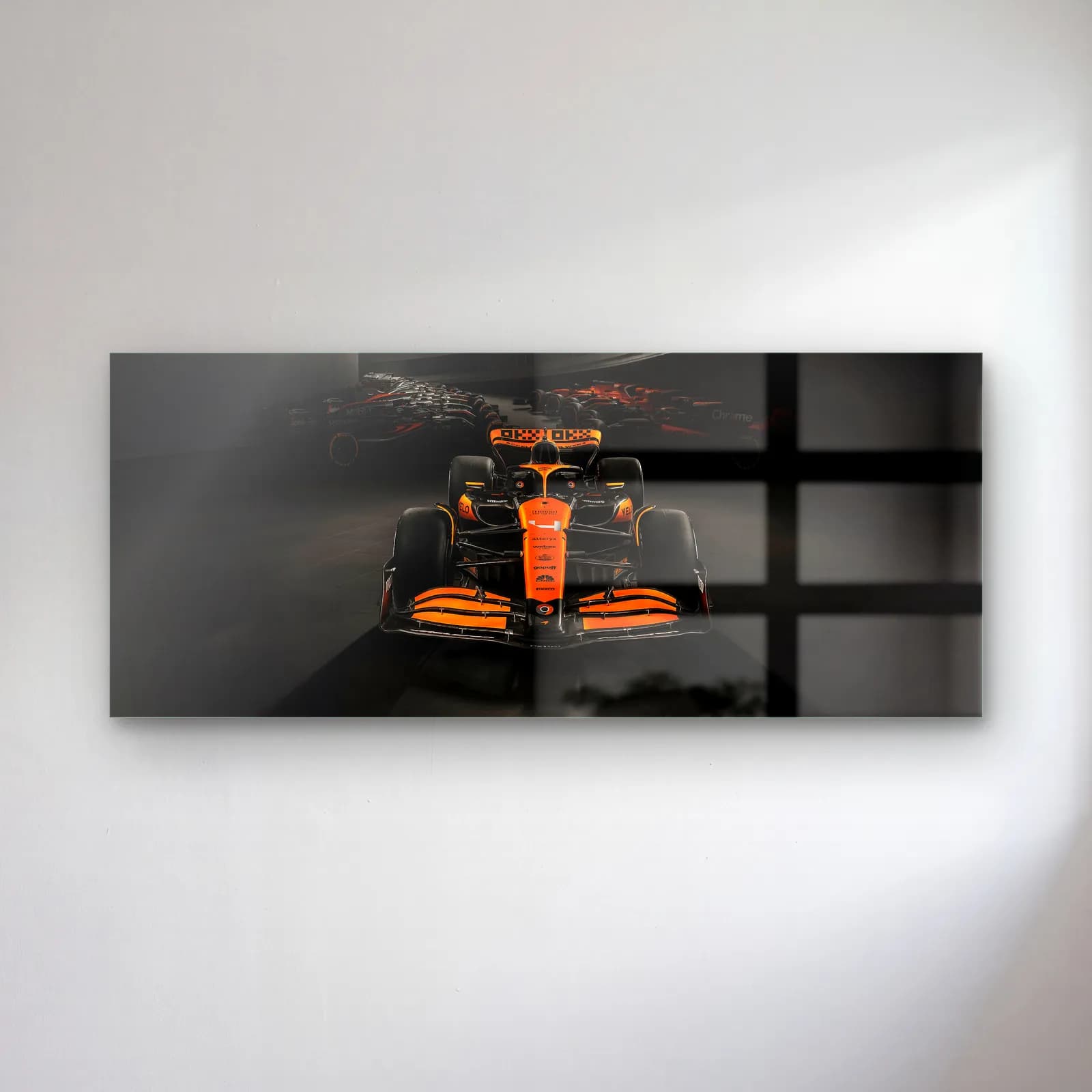 Önden McLaren F1 Karanlık cam tablo — Karanlık zeminde önden görülen turuncu siyah McLaren F1 aracı