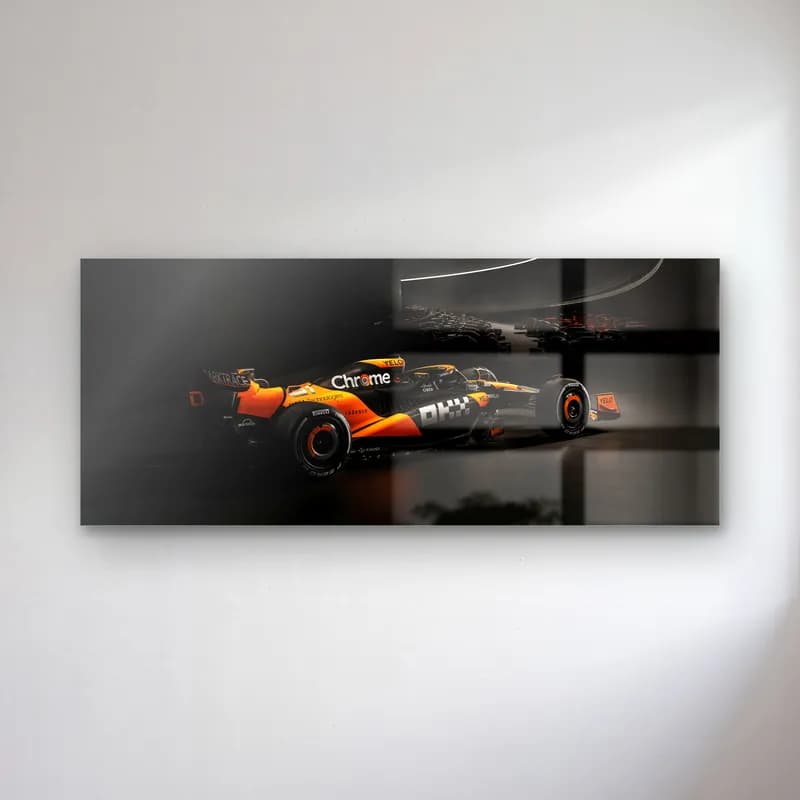 McLaren F1 Açılı Karanlık cam tablo — Koyu zeminde açılı duran turuncu siyah McLaren F1 aracı