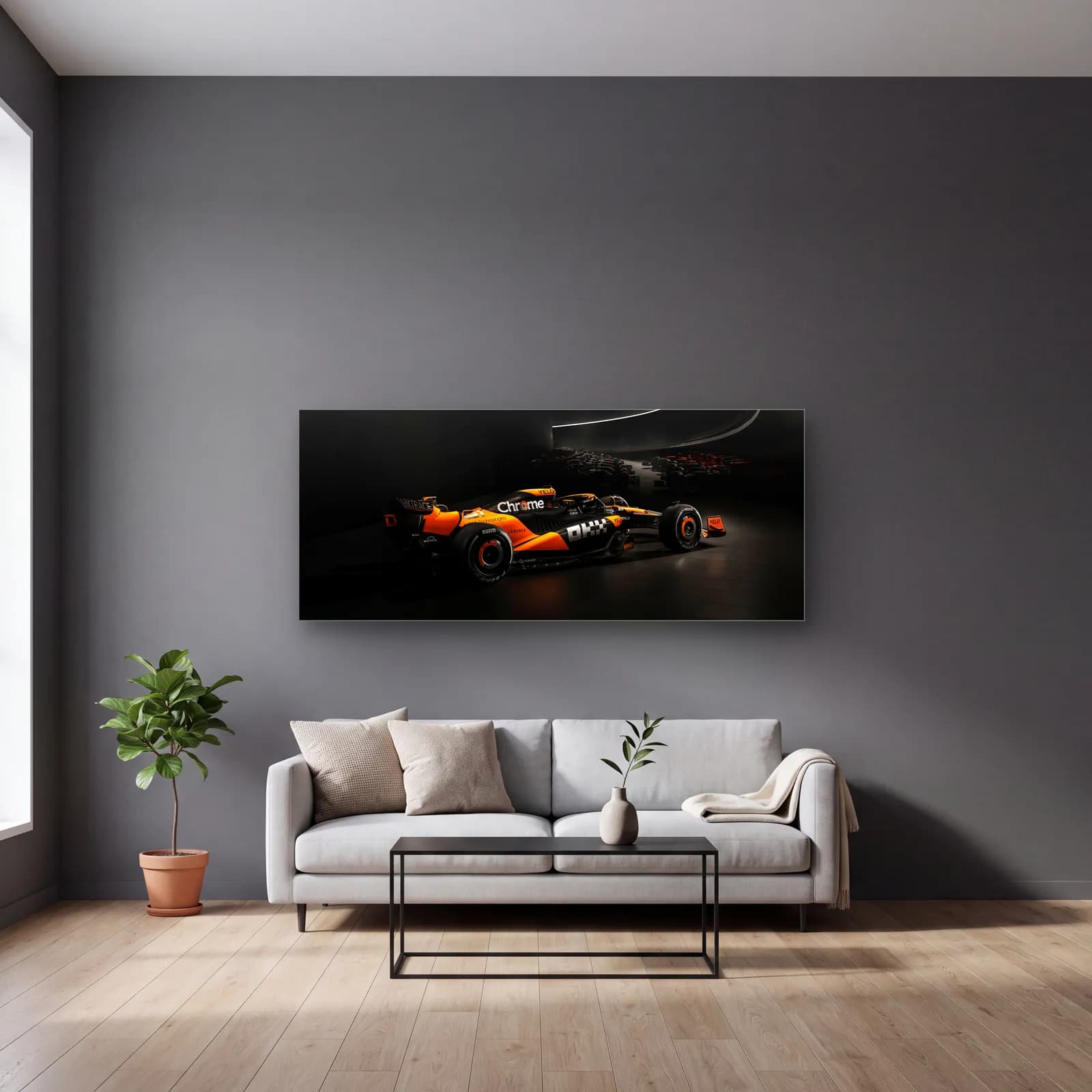 McLaren F1 Açılı Karanlık cam tablo — gri duvarlı salonda