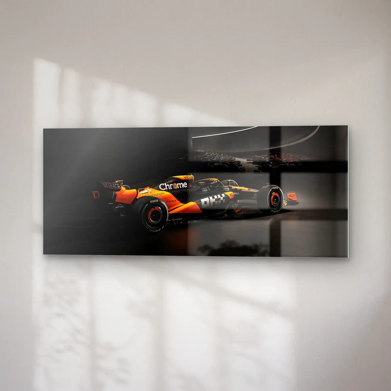 McLaren F1 Açılı Karanlık cam tablo — sağ açıdan görünüm