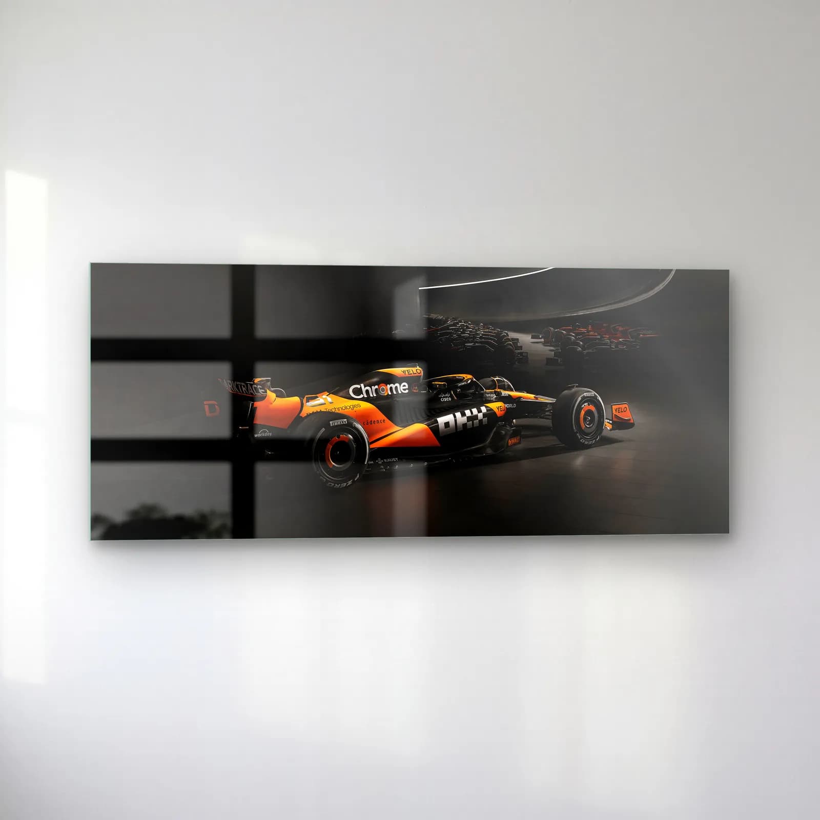 McLaren F1 Açılı Karanlık cam tablo — sol açıdan görünüm