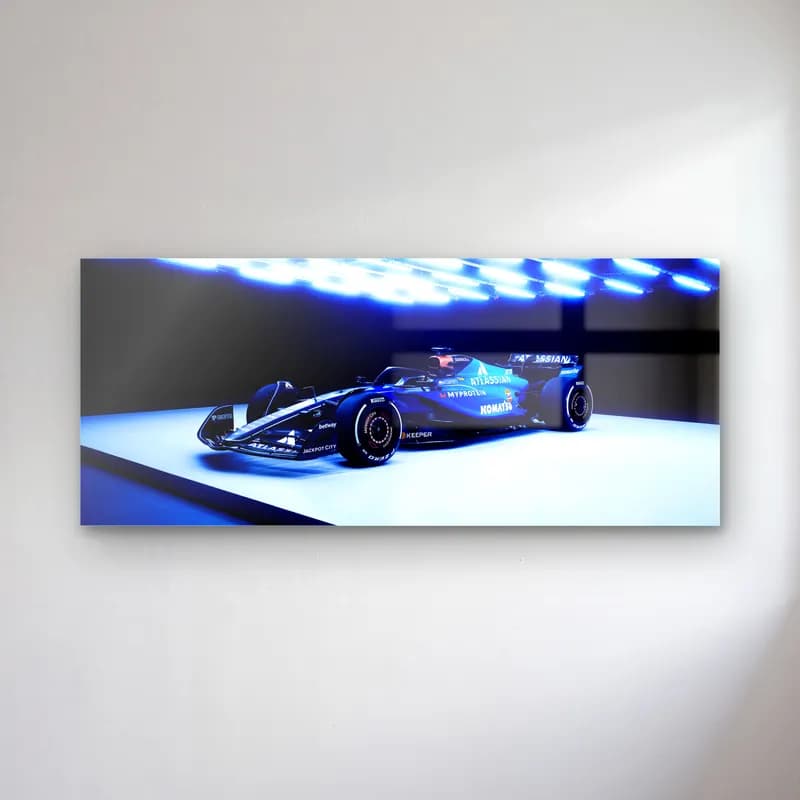 Williams F1 Aracı Ön Çapraz cam tablo — Mavi spot ışıkları altında beyaz platformda duran lacivert Williams F1 aracı
