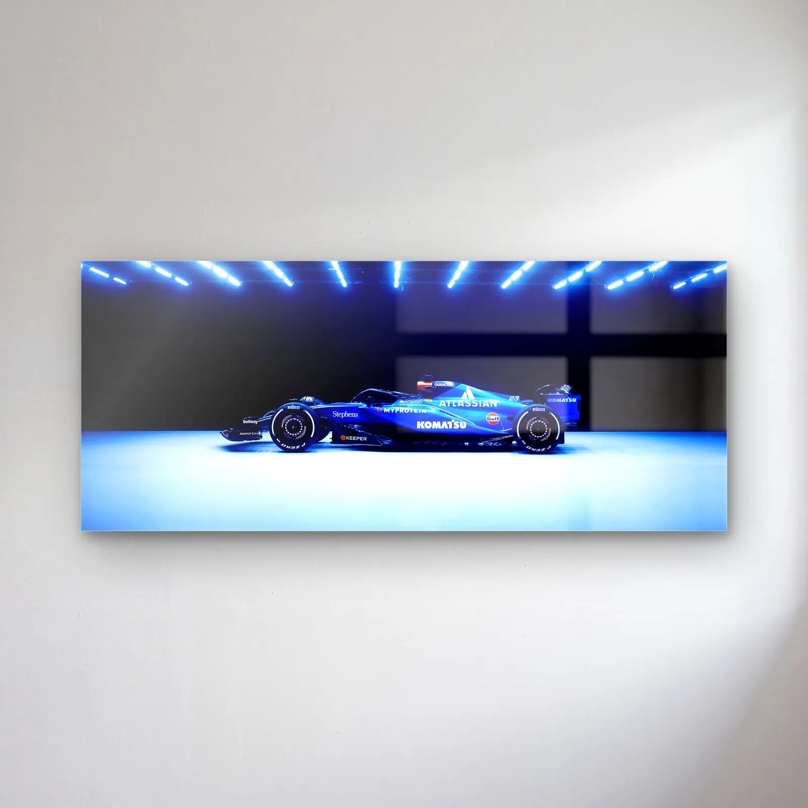 Williams F1 Aracı Yan Profil cam tablo — Mavi ışıklı stüdyoda yandan görünen lacivert Williams F1 yarış aracı