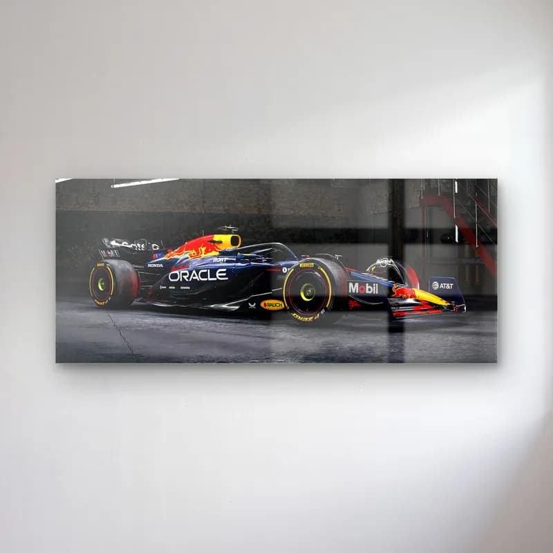 Red Bull F1 Aracı Garajda cam tablo — Loş garaj zemininde yandan görünen lacivert Red Bull Racing F1 aracı