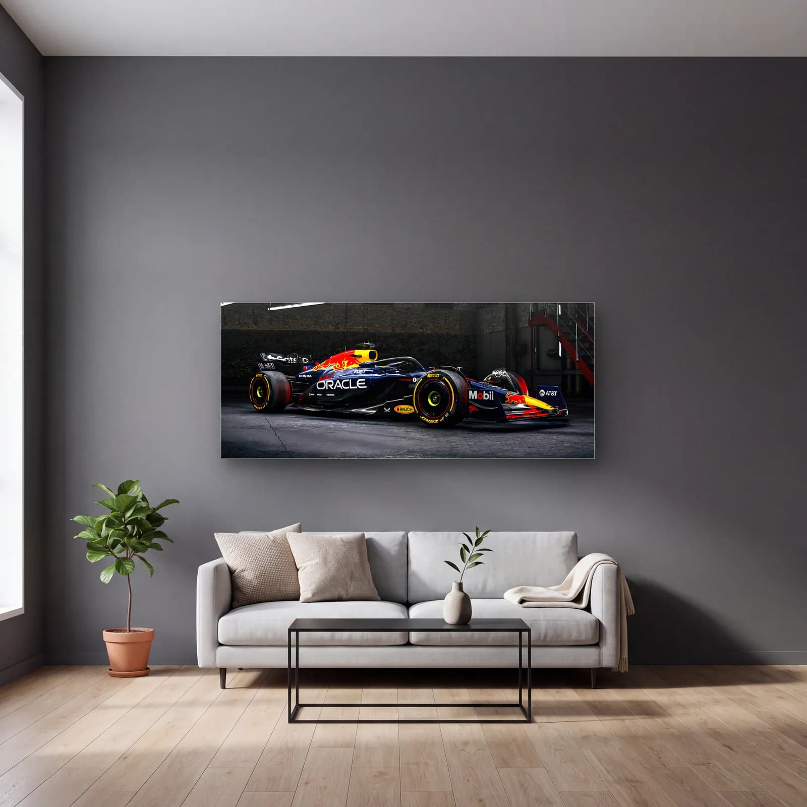Red Bull F1 Aracı Garajda cam tablo — gri duvarlı salonda