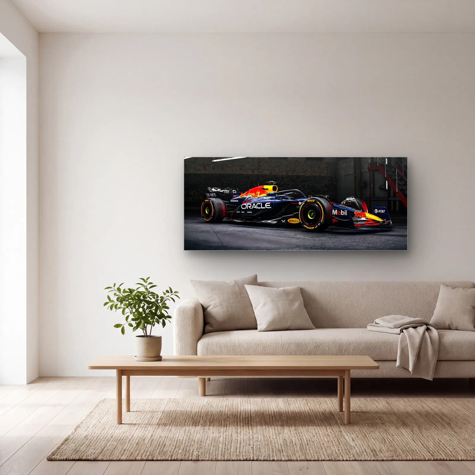 Red Bull F1 Aracı Garajda cam tablo — açık renk salonda