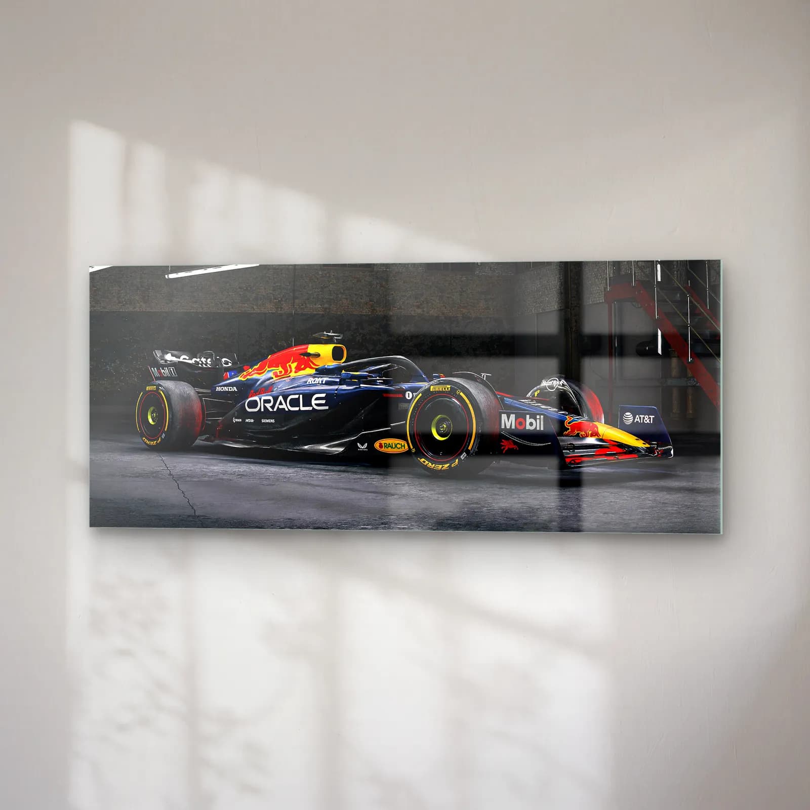 Red Bull F1 Aracı Garajda cam tablo — sağ açıdan görünüm