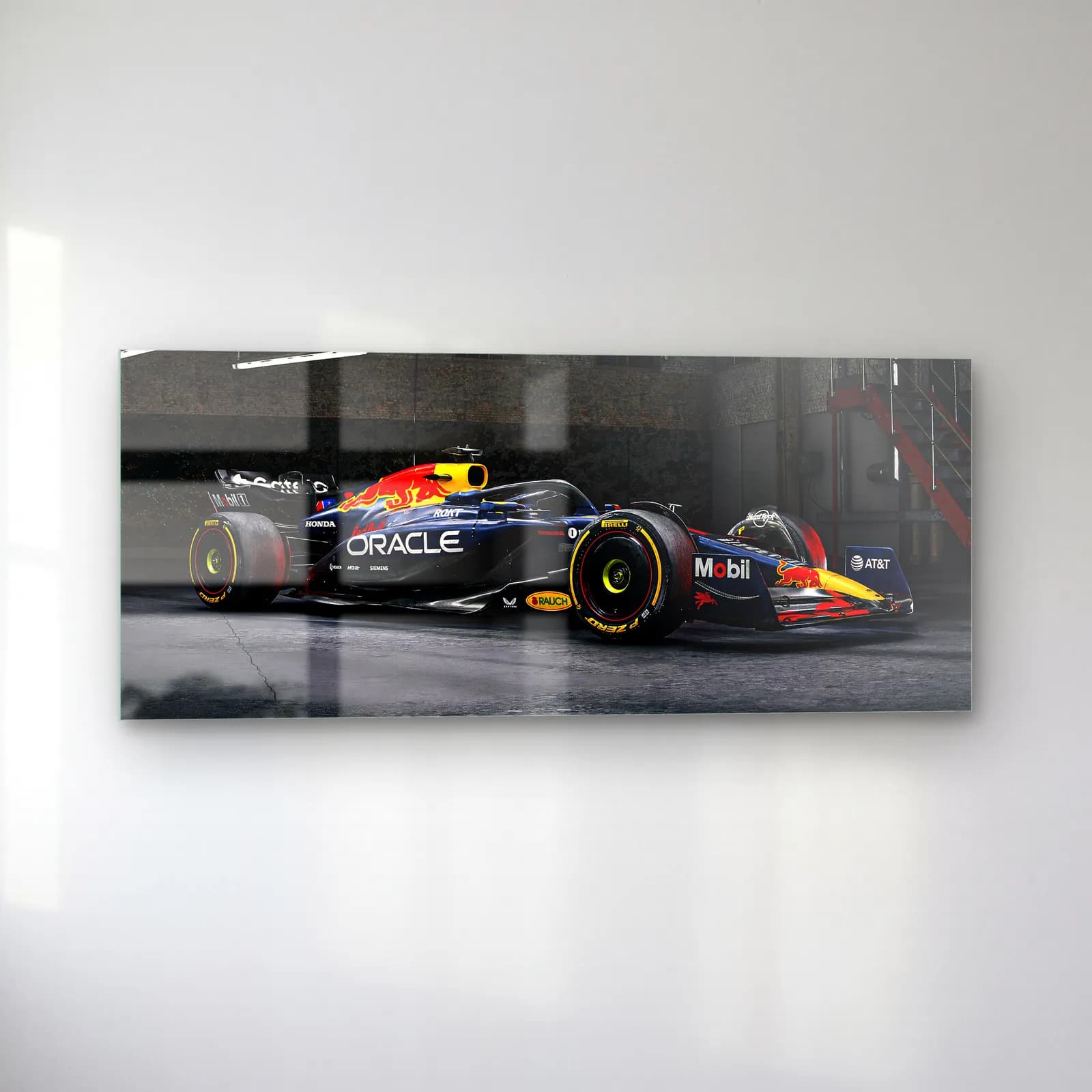 Red Bull F1 Aracı Garajda cam tablo — sol açıdan görünüm