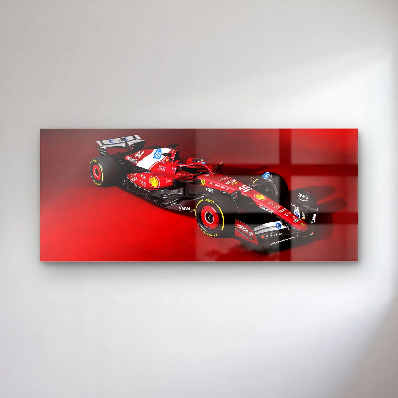 Ferrari F1 Aracı Kırmızı Fon cam tablo — Kırmızı ışıklı karanlık fonda arkadan çapraz görünen kırmızı Ferrari F1