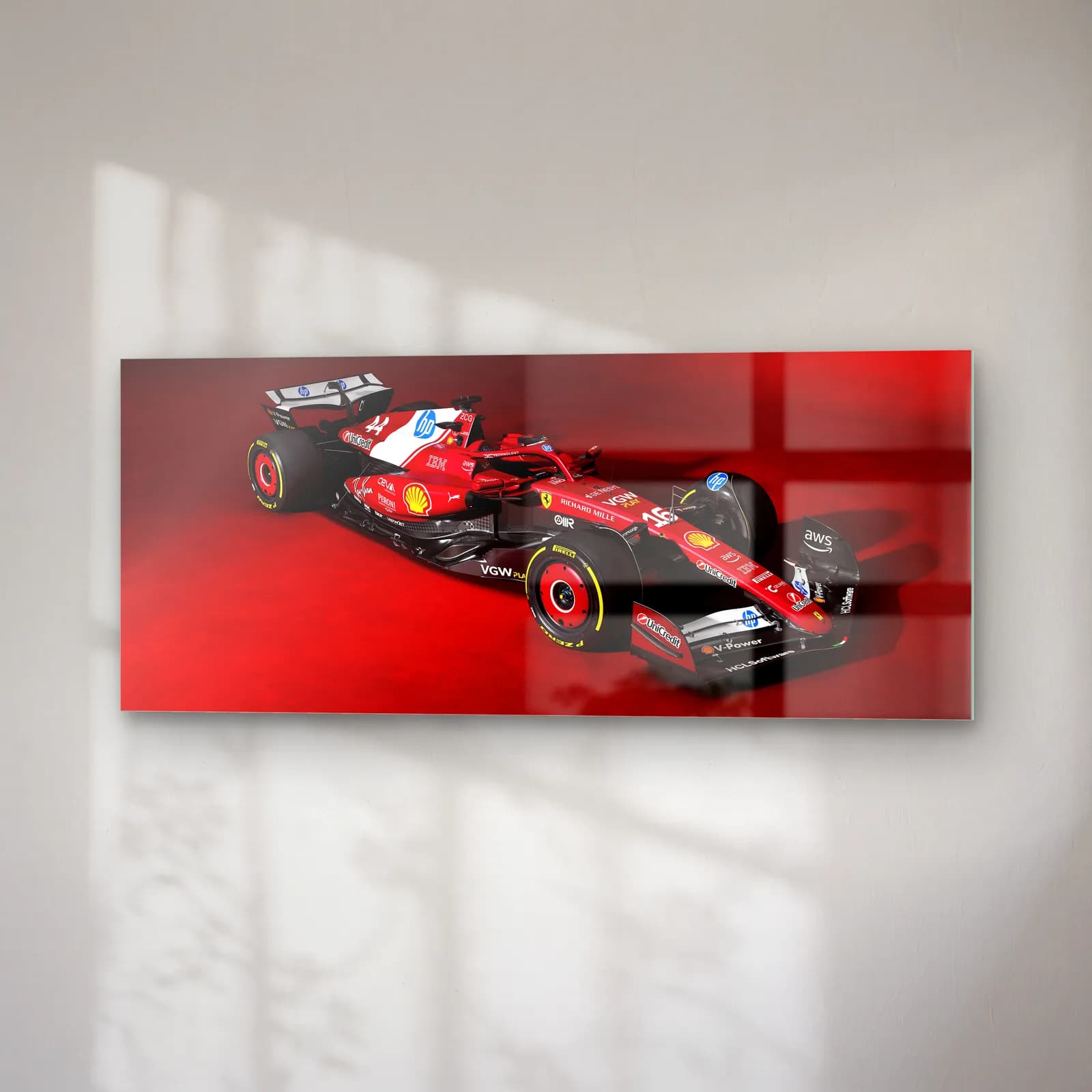 Ferrari F1 Aracı Kırmızı Fon cam tablo — sağ açıdan görünüm