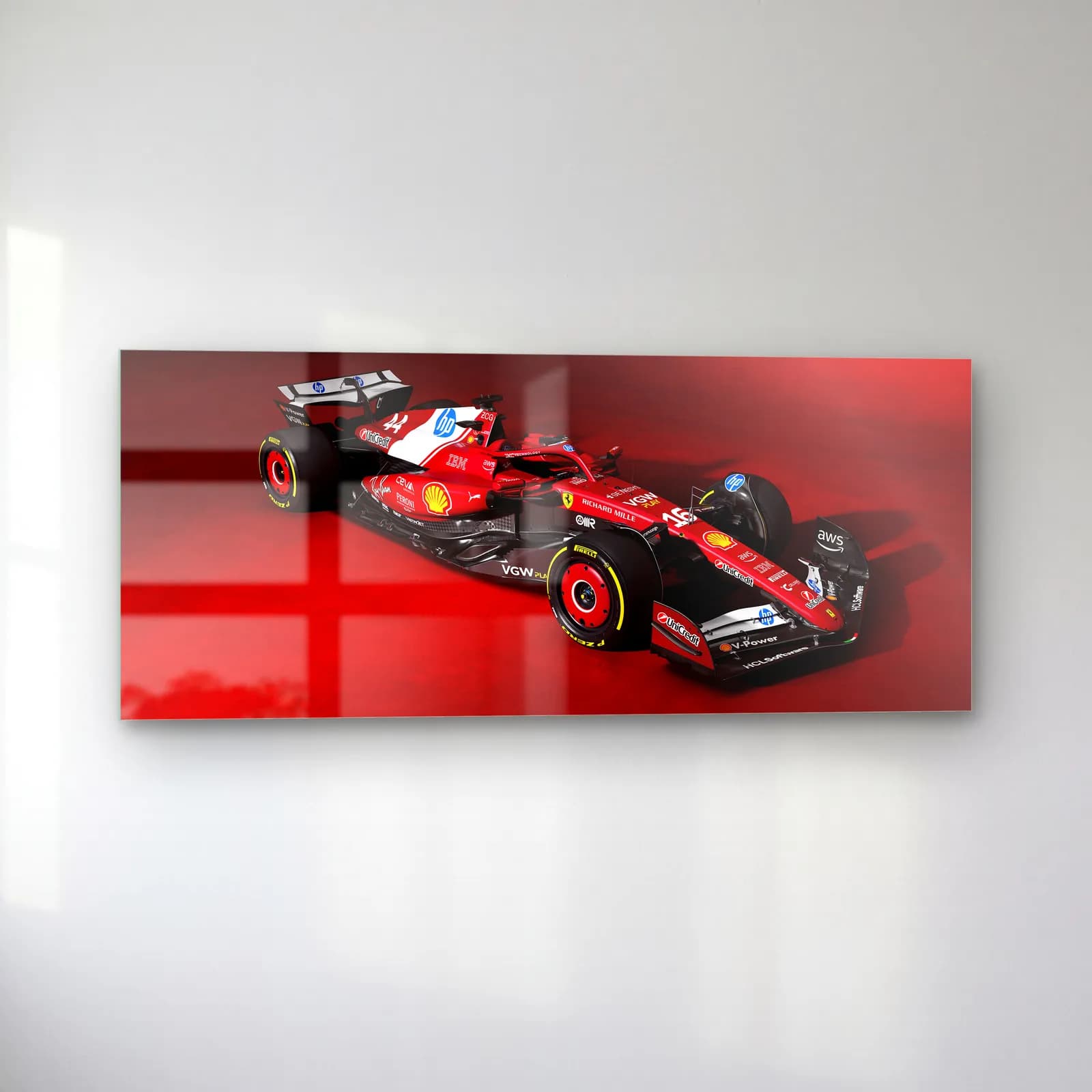 Ferrari F1 Aracı Kırmızı Fon cam tablo — sol açıdan görünüm