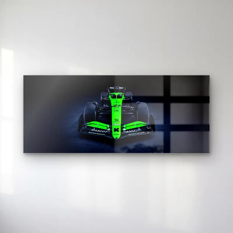 Stake Sauber F1 Önden cam tablo — Karanlık fonda önden görünen siyah ve neon yeşil Stake Sauber F1 aracı