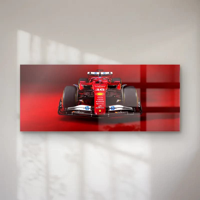 Ferrari F1 16 Numara Önden cam tablo — Kırmızı ışıklı fonda önden görünen 16 numaralı kırmızı Ferrari F1 aracı