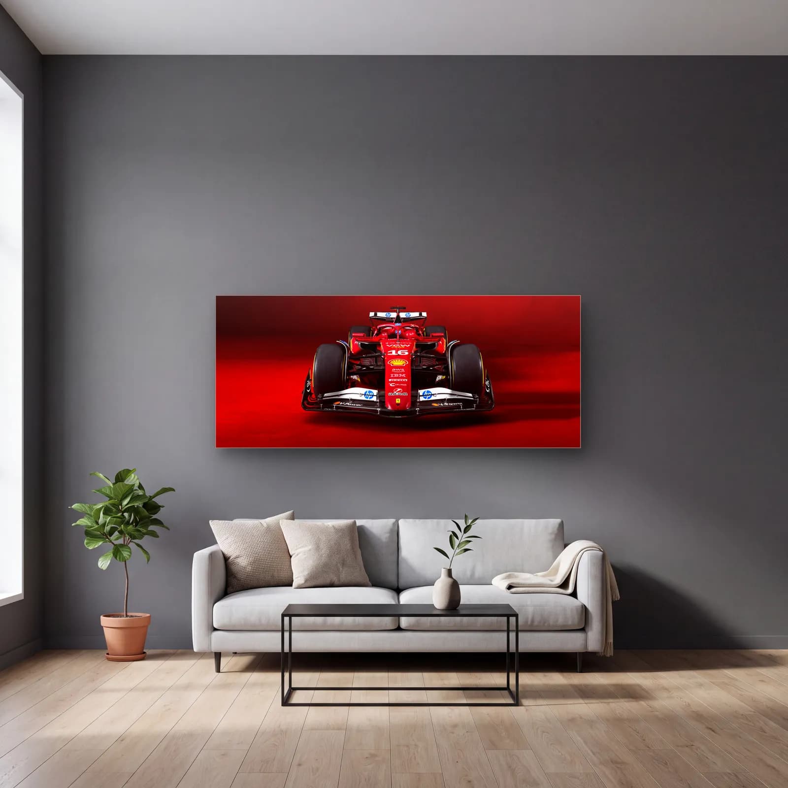 Ferrari F1 16 Numara Önden cam tablo — gri duvarlı salonda