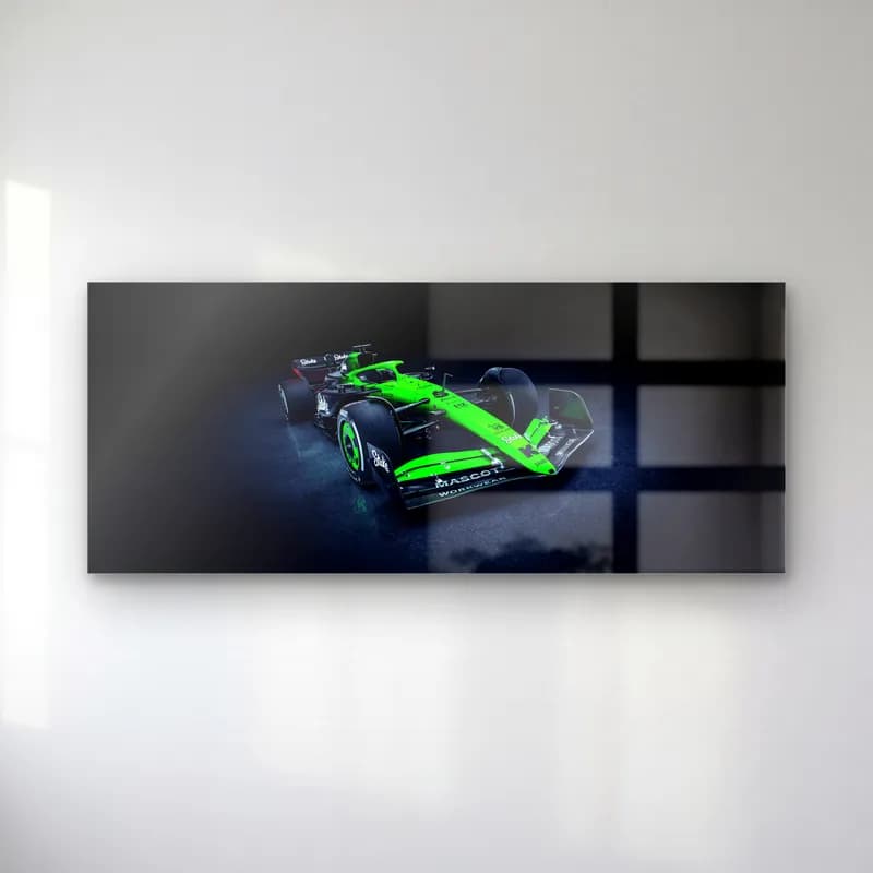 Stake Sauber F1 Çapraz Açı cam tablo — Karanlık zeminde çapraz açıdan siyah neon yeşil Stake Sauber F1 aracı