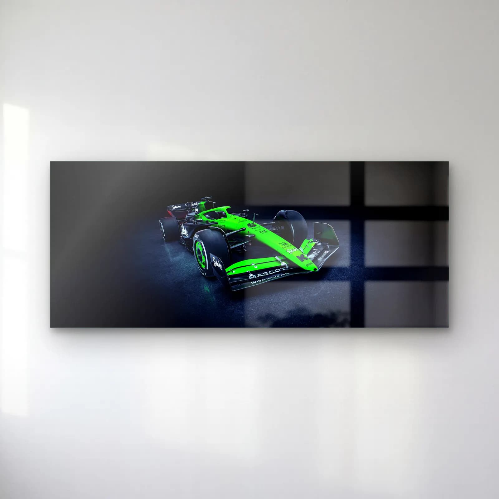 Stake Sauber F1 Çapraz Açı cam tablo — Karanlık zeminde çapraz açıdan siyah neon yeşil Stake Sauber F1 aracı
