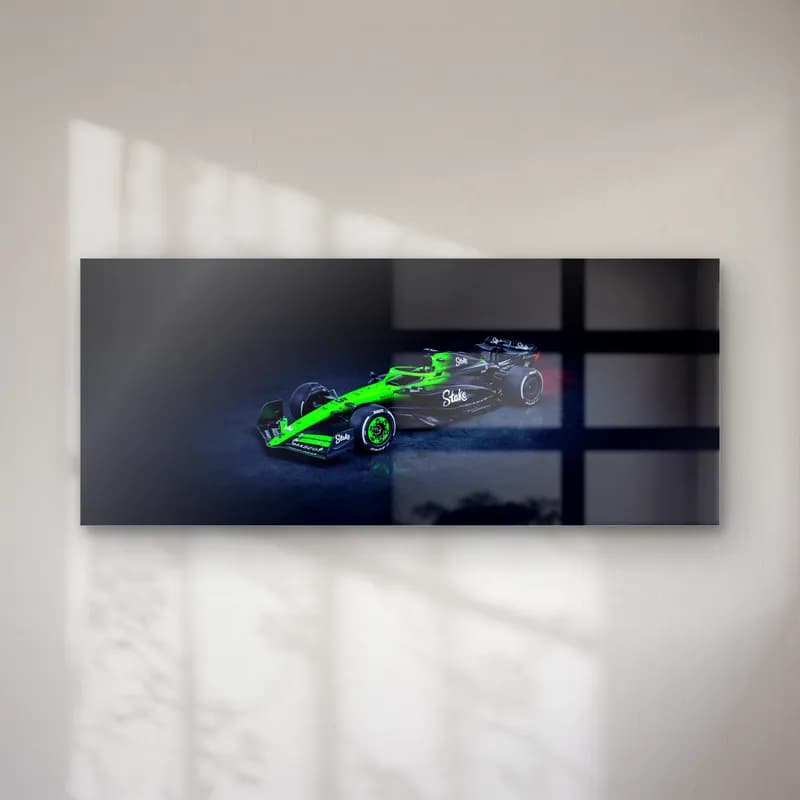 Stake Sauber F1 Yan Profil cam tablo — Siyah fonda yandan görünen siyah ve neon yeşil Stake Sauber F1 aracı