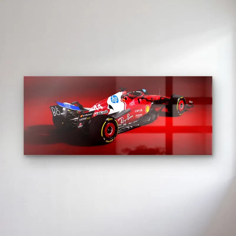 Ferrari HP Beyaz Kırmızı Arka cam tablo — Kırmızı ışıklı fonda arkadan çapraz görünen beyaz kırmızı Ferrari HP F1 aracı