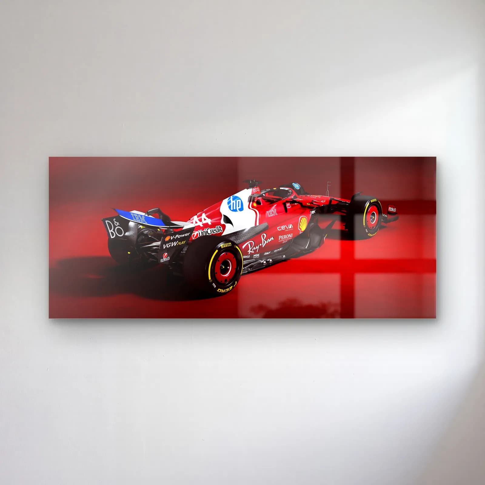 Ferrari HP Beyaz Kırmızı Arka cam tablo — Kırmızı ışıklı fonda arkadan çapraz görünen beyaz kırmızı Ferrari HP F1 aracı