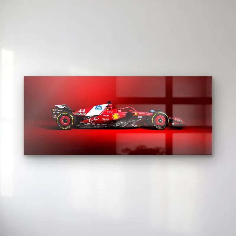 Ferrari 44 Numara Yan Profil cam tablo — Kırmızı fonda yandan görünen 44 numaralı kırmızı Ferrari F1 aracı