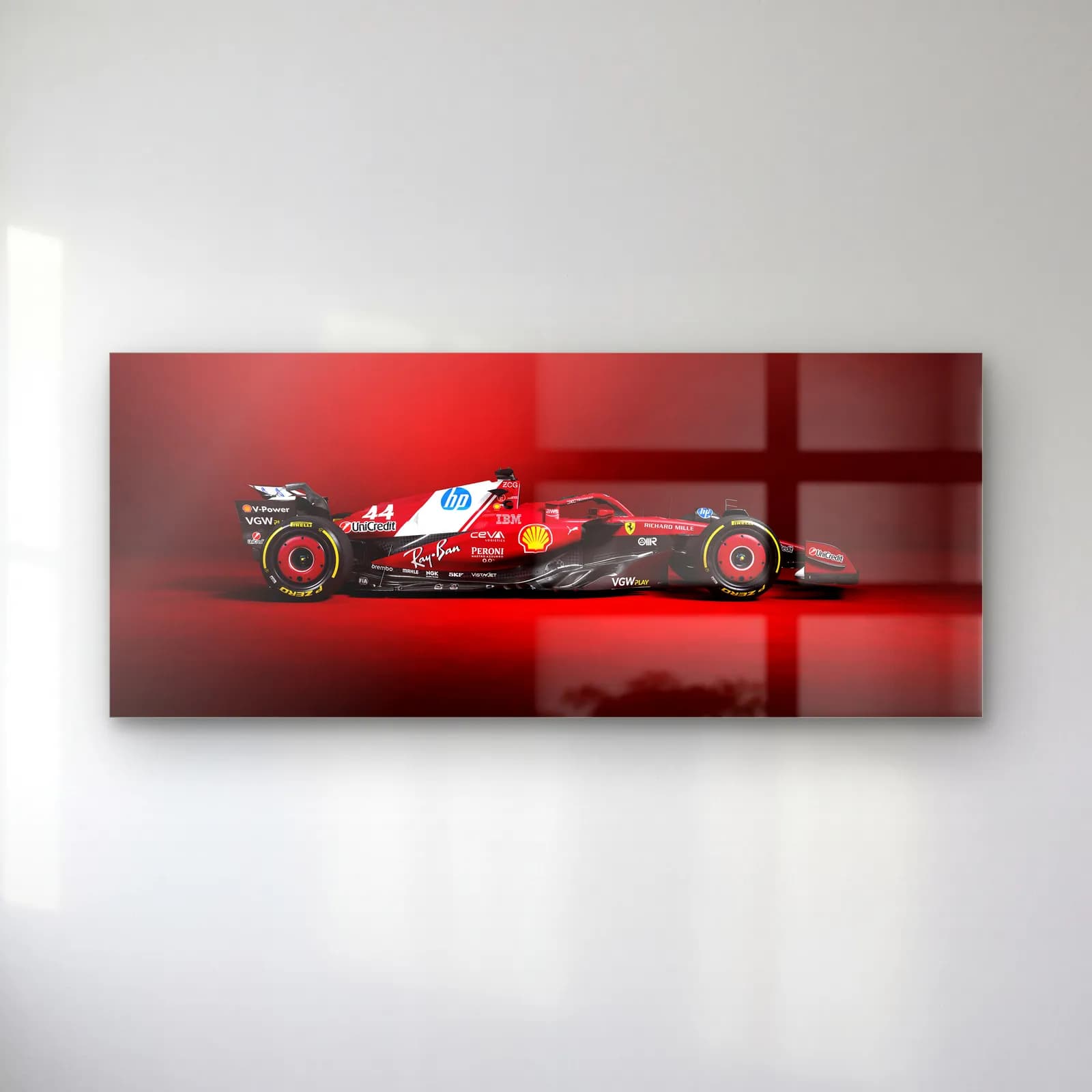 Ferrari 44 Numara Yan Profil cam tablo — Kırmızı fonda yandan görünen 44 numaralı kırmızı Ferrari F1 aracı