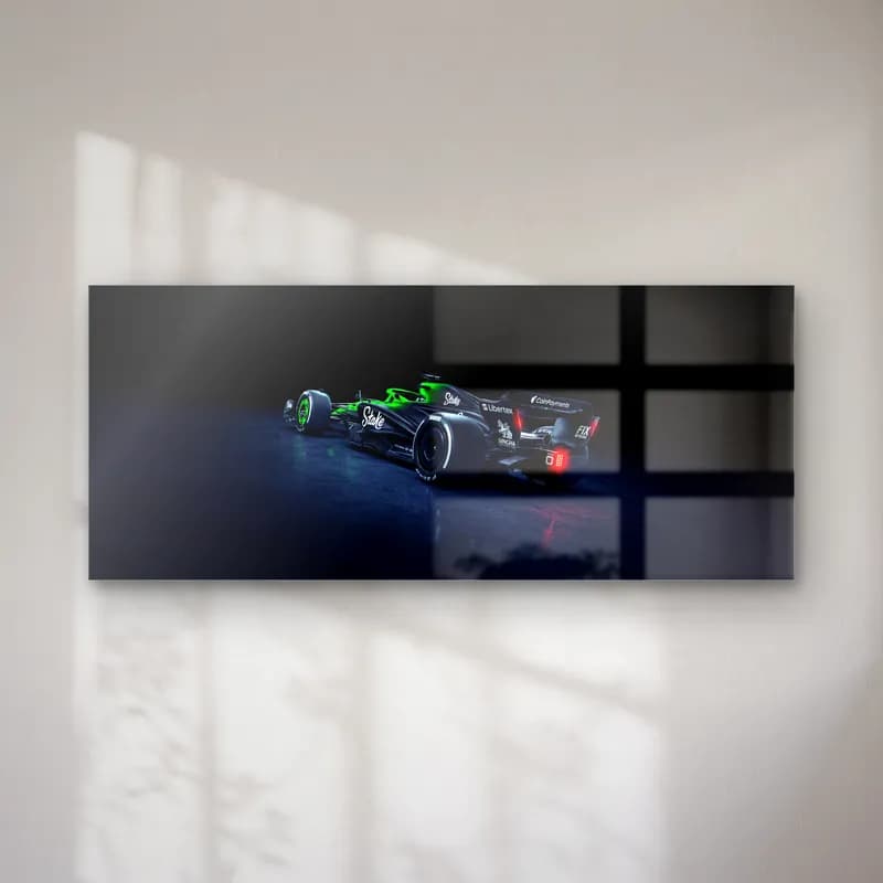 Stake Sauber Karanlık Arka Açı cam tablo — Karanlık zeminde arkadan çapraz görünen siyah yeşil Stake Sauber F1 aracı