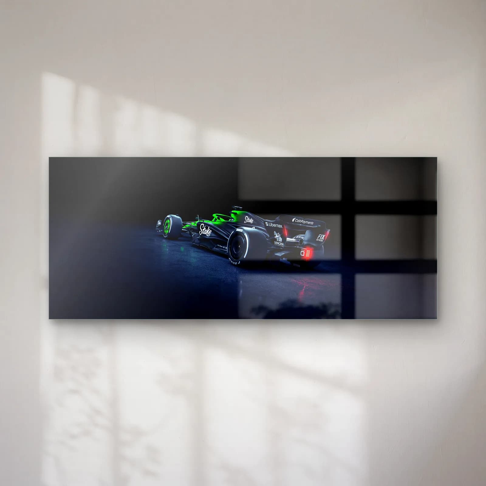 Stake Sauber Karanlık Arka Açı cam tablo — Karanlık zeminde arkadan çapraz görünen siyah yeşil Stake Sauber F1 aracı