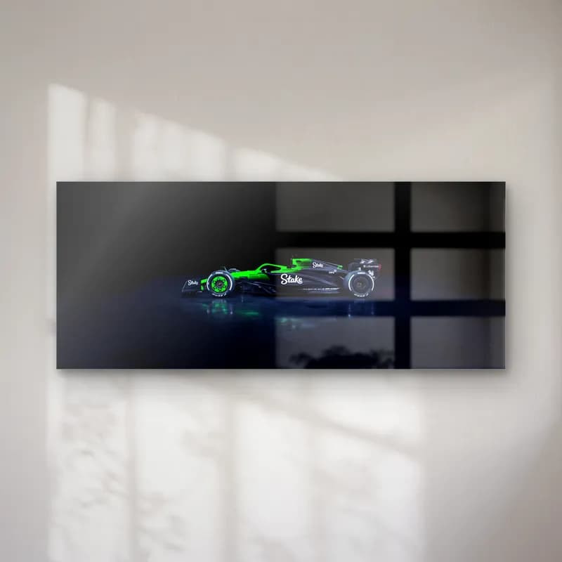 Stake Sauber Karanlık Yan Görünüm cam tablo — Loş ışıkta yandan görünen siyah ve yeşil detaylı Stake Sauber F1 aracı