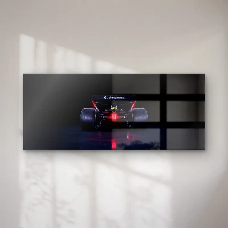 Sauber F1 Arka Stop Lambası cam tablo — Karanlık zeminde kırmızı stop lambası yanan F1 aracının arkadan görünümü