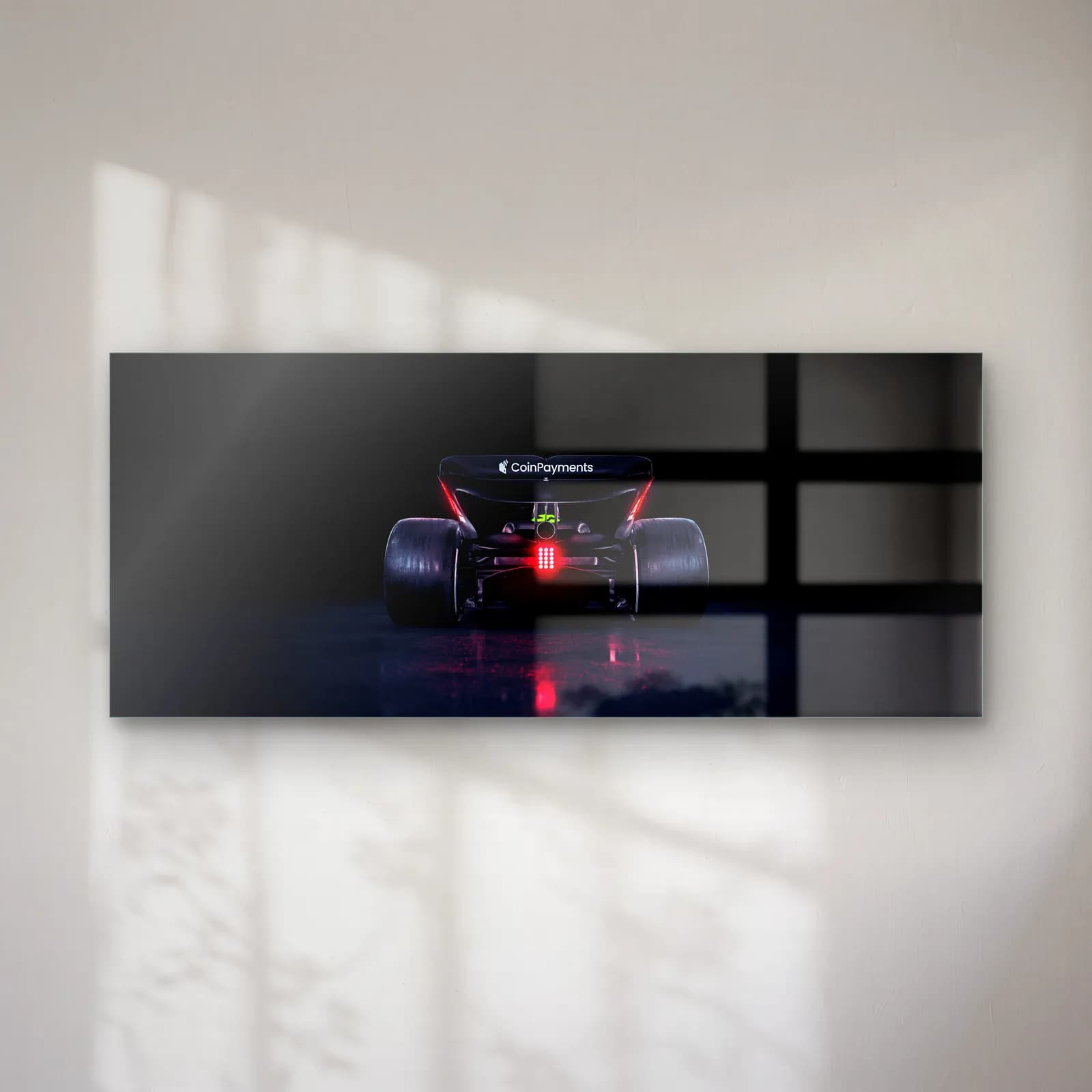 Sauber F1 Arka Stop Lambası cam tablo — Karanlık zeminde kırmızı stop lambası yanan F1 aracının arkadan görünümü