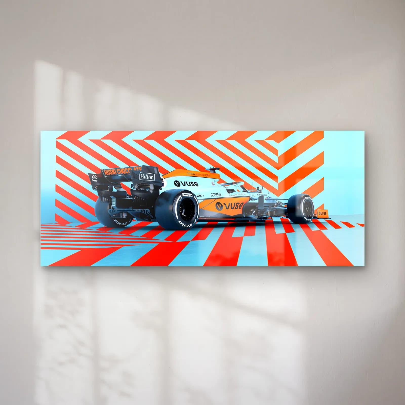 McLaren F1 Çizgili Özel Renkler cam tablo — Turuncu mavi çizgili fonda arkadan çapraz görünen turuncu mavi McLaren F1