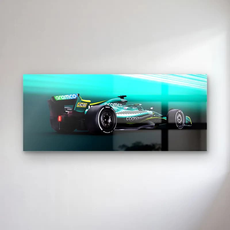 Aston Martin F1 Turkuaz Işık cam tablo — Turkuaz ışıklı fonda arkadan çapraz görünen yeşil Aston Martin F1 aracı
