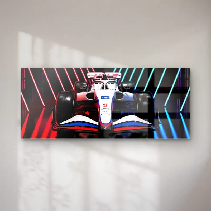 Haas F1 Neon Işıklar cam tablo — Kırmızı ve mavi neon çizgilerle çevrili beyaz Haas Formula 1 aracının önden görünümü