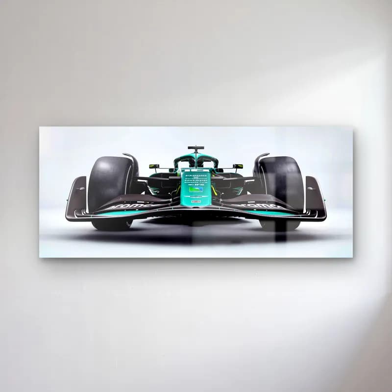Aston Martin F1 Ön Görünüm cam tablo — Beyaz stüdyo zemininde önden görünen yeşil Aston Martin Formula 1 aracı