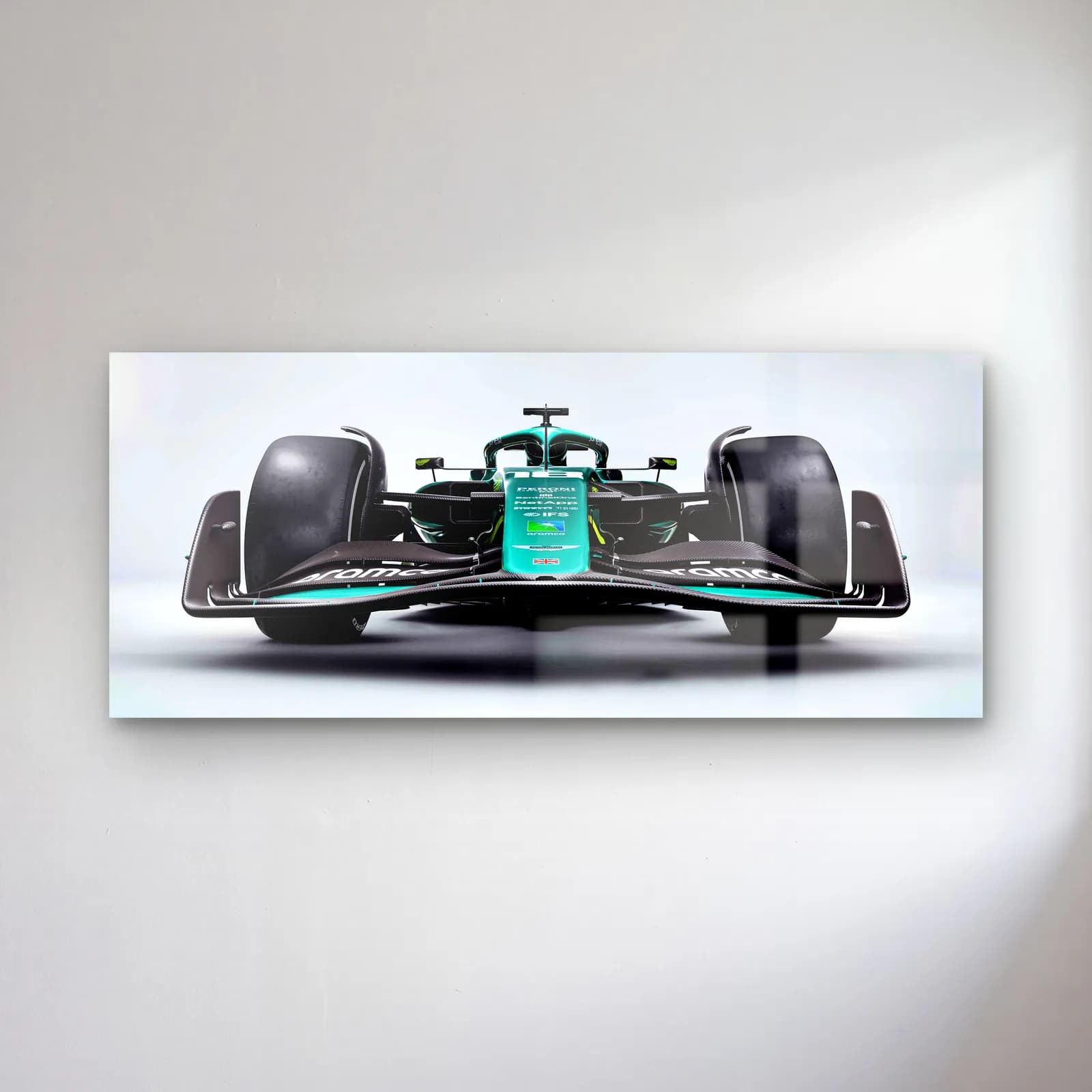 Aston Martin F1 Ön Görünüm cam tablo — Beyaz stüdyo zemininde önden görünen yeşil Aston Martin Formula 1 aracı