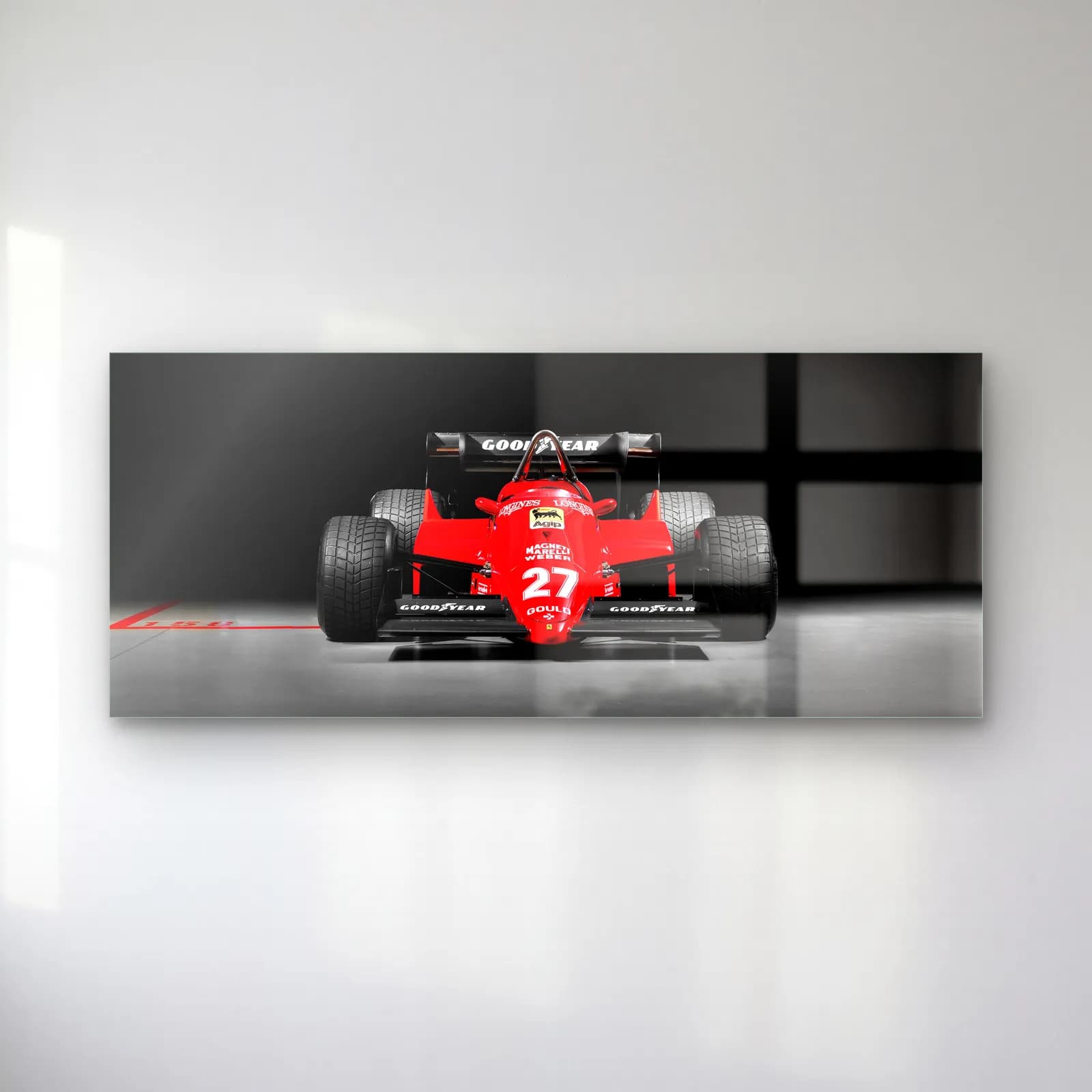 Klasik Ferrari 27 Numara F1 cam tablo — Siyah fon önünde 27 numaralı kırmızı klasik Ferrari Formula 1 aracı
