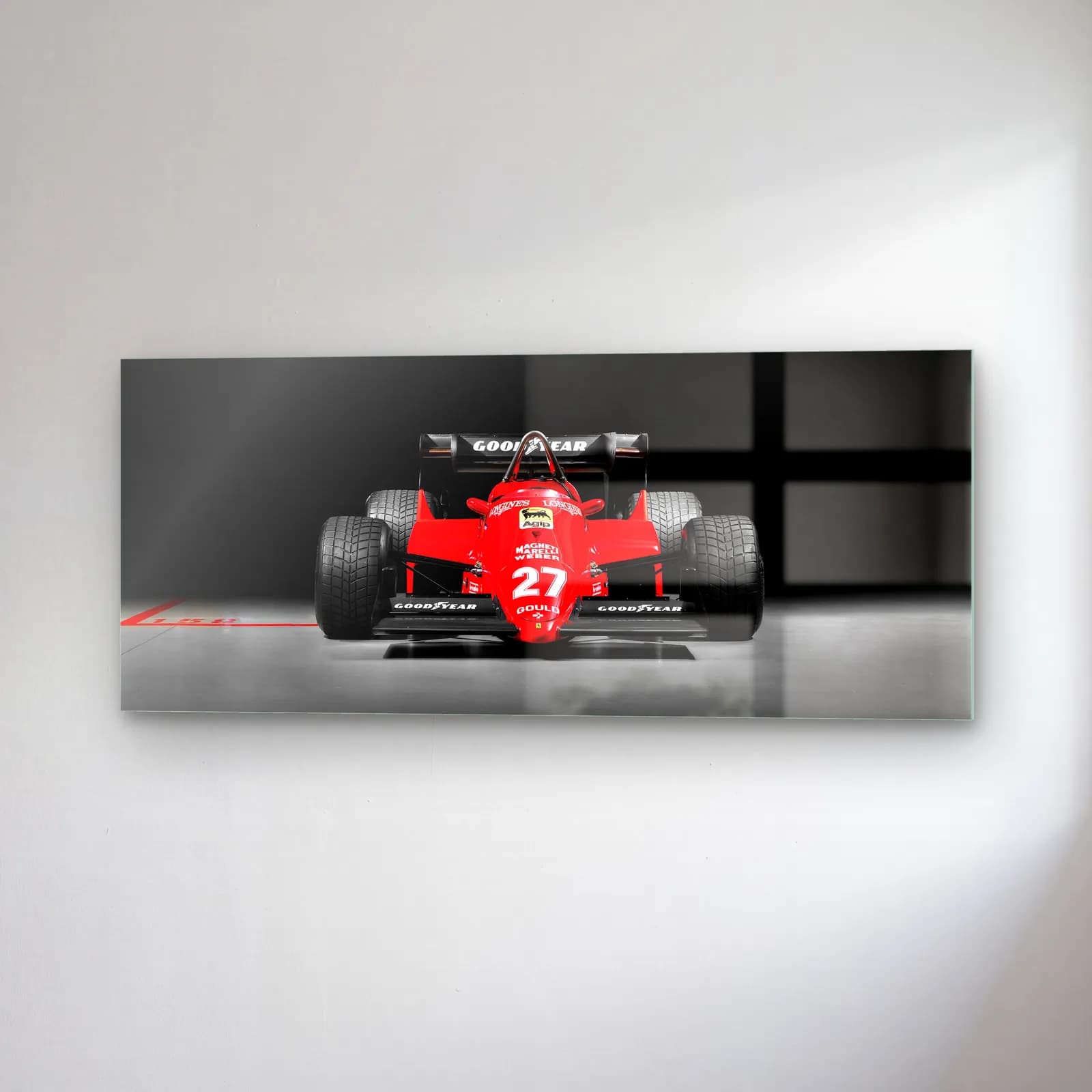 Klasik Ferrari 27 Numara F1 cam tablo — sağ açıdan görünüm