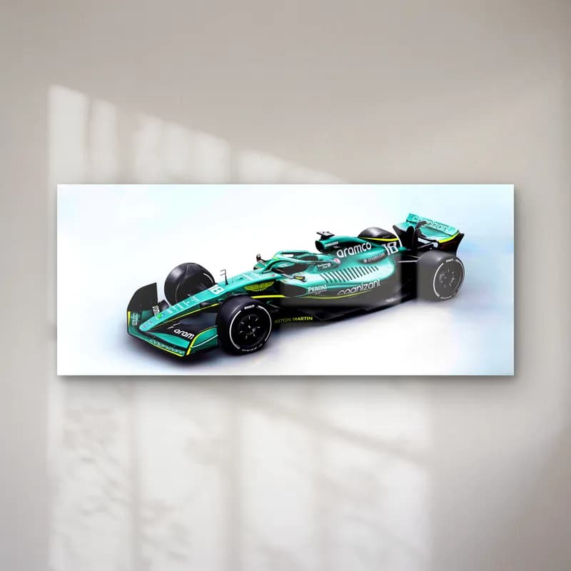 Aston Martin F1 Çapraz Açı cam tablo — Beyaz arka planda çapraz açıdan görünen yeşil Aston Martin Formula 1 aracı