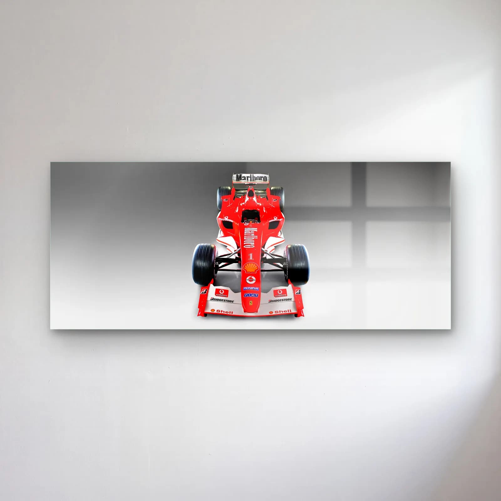 Kırmızı Beyaz Ferrari F1 Önden cam tablo — Gri arka planda önden görünen kırmızı beyaz Ferrari Formula 1 aracı