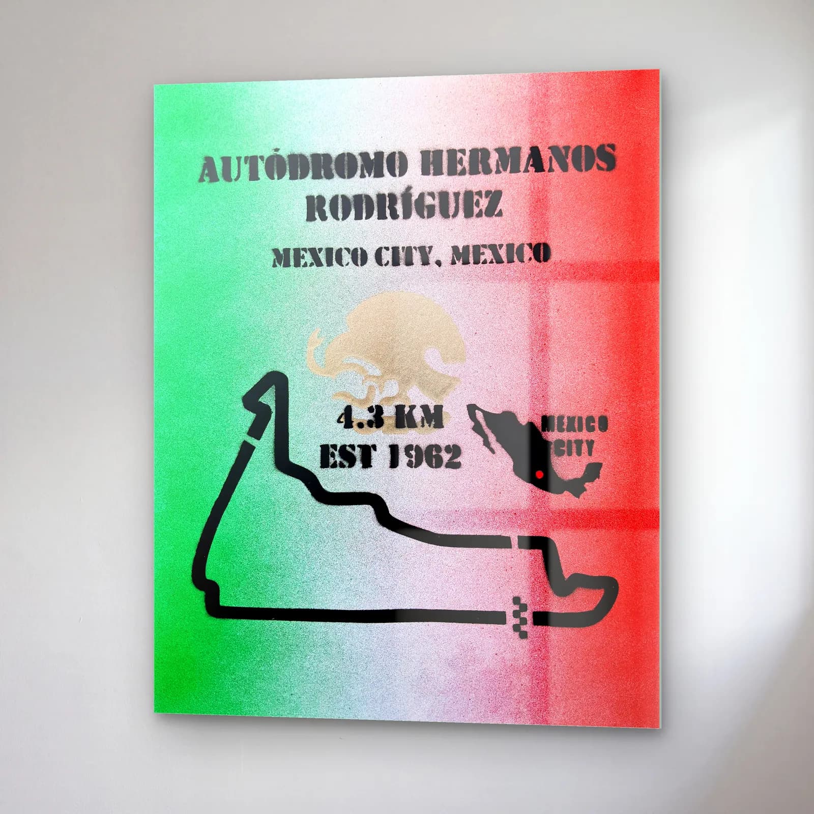 Grafiti Hermanos Rodriguez Pisti cam tablo — sağ açıdan görünüm