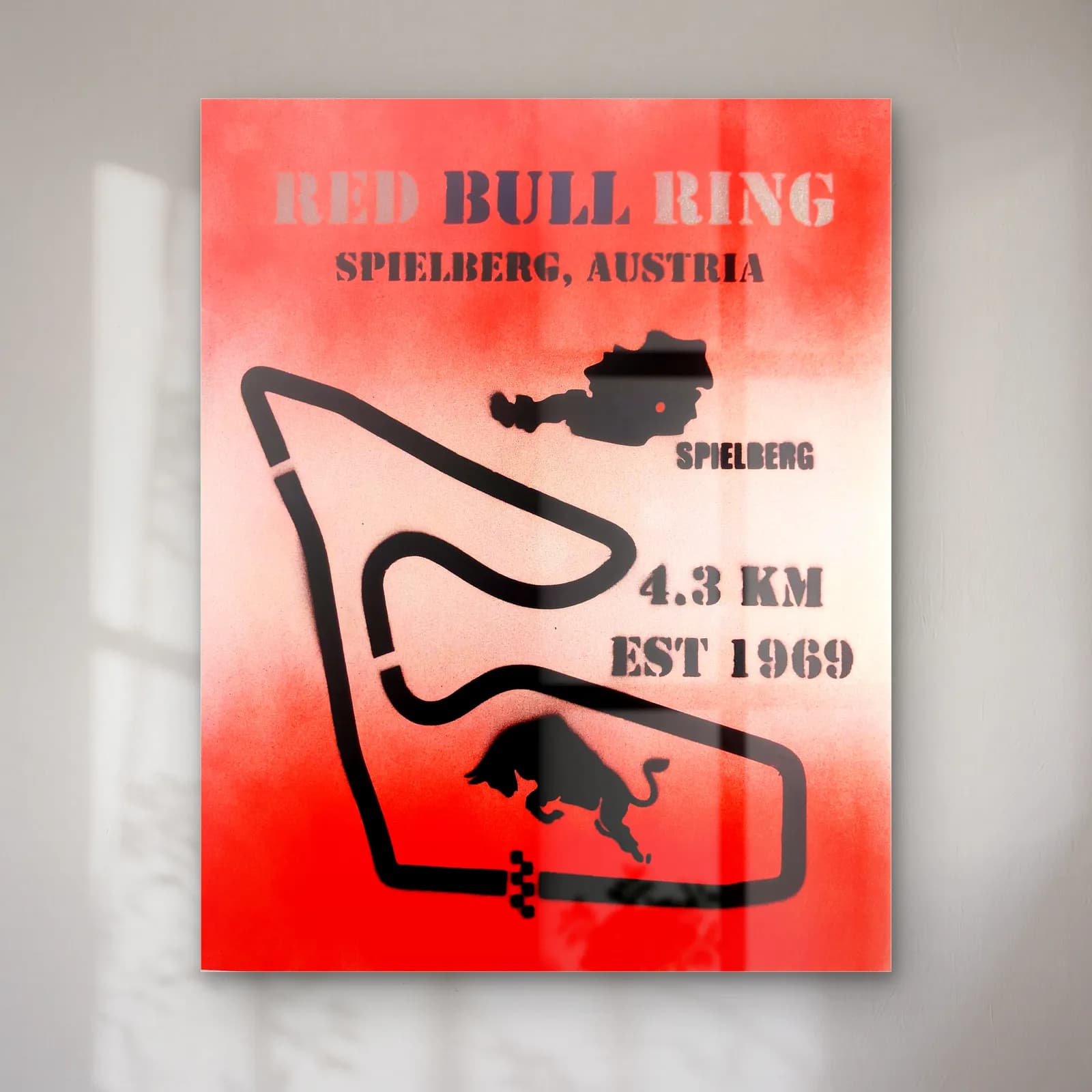 Grafiti Red Bull Ring cam tablo — Kırmızı beyaz sprey boya zeminde siyah Red Bull Ring pist çizimi ve boğa figürü