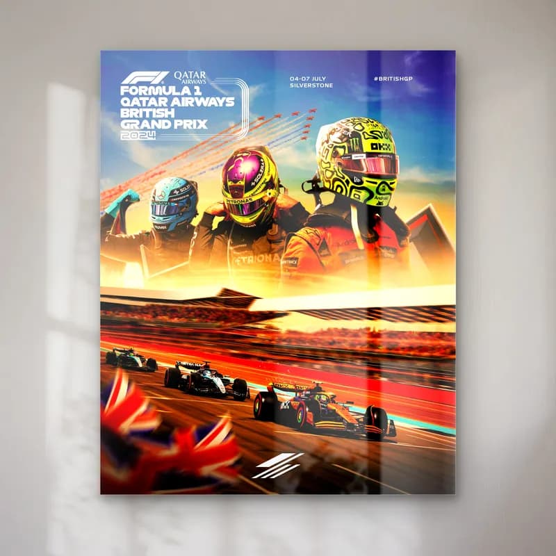British Grand Prix Kasklı Poster cam tablo — Gün batımında üç kasklı pilot ve pistte yarışan Formula 1 araçları illüstrasyonu