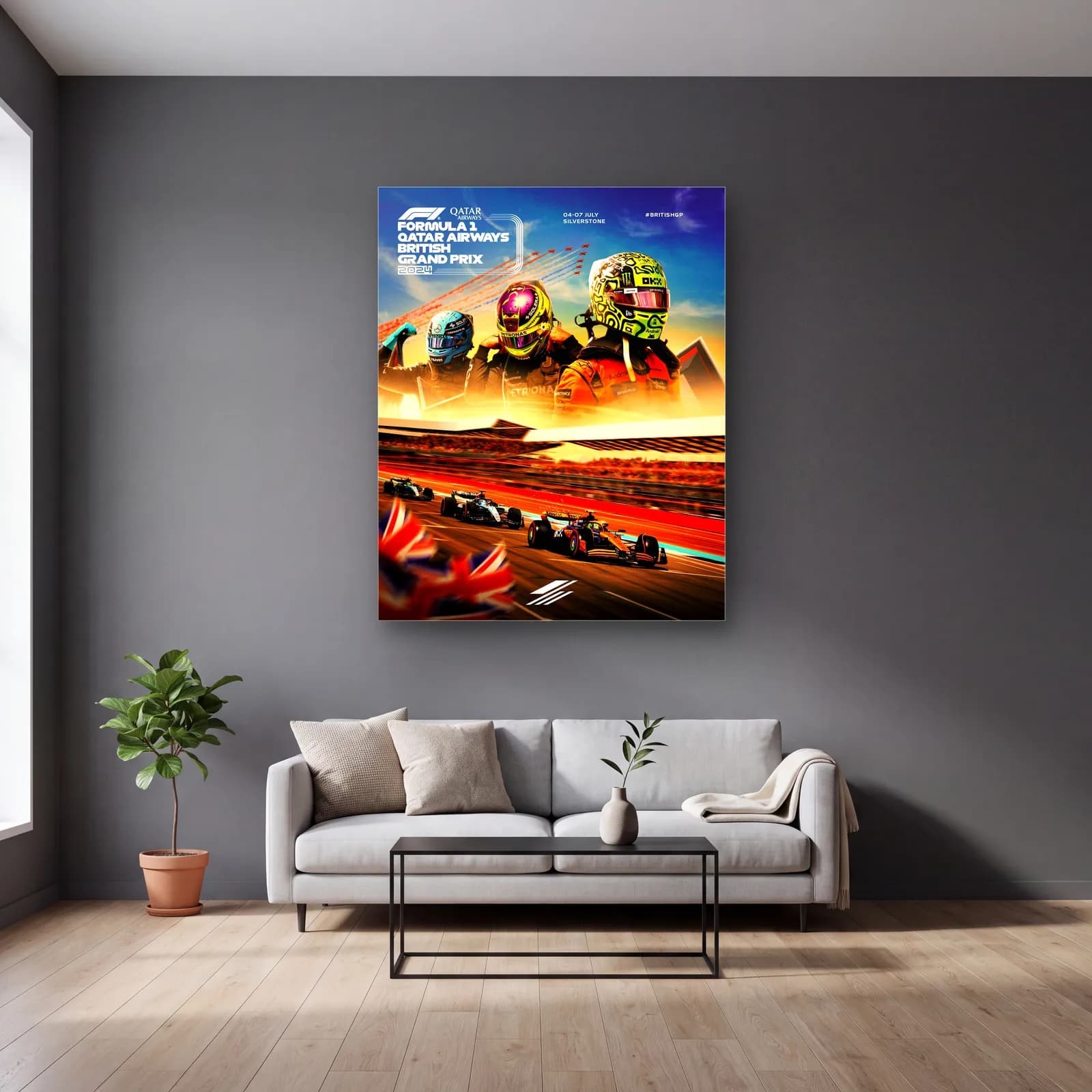British Grand Prix Kasklı Poster cam tablo — gri duvarlı salonda