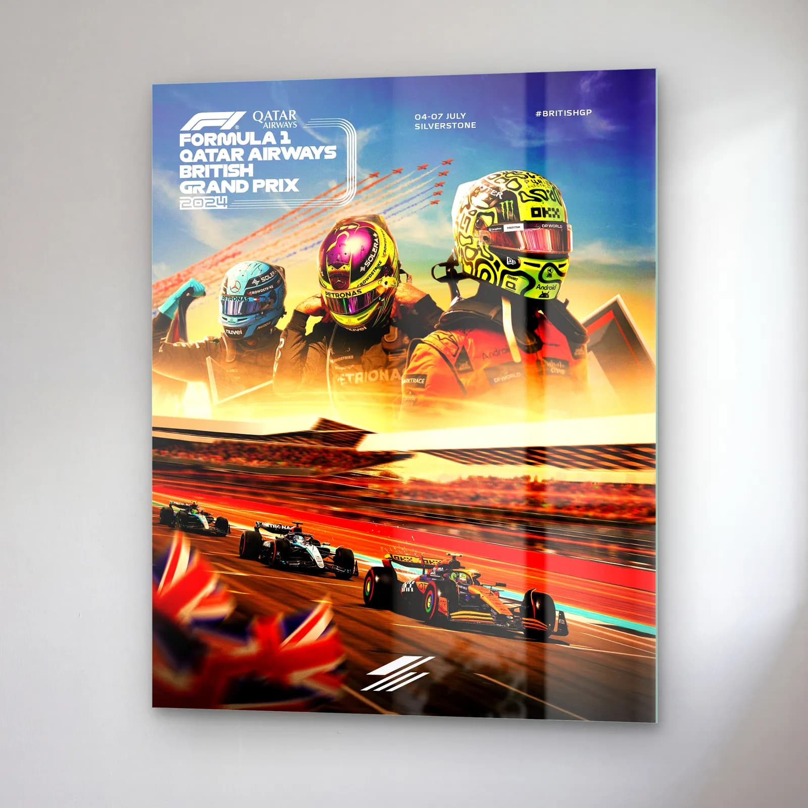 British Grand Prix Kasklı Poster cam tablo — sağ açıdan görünüm