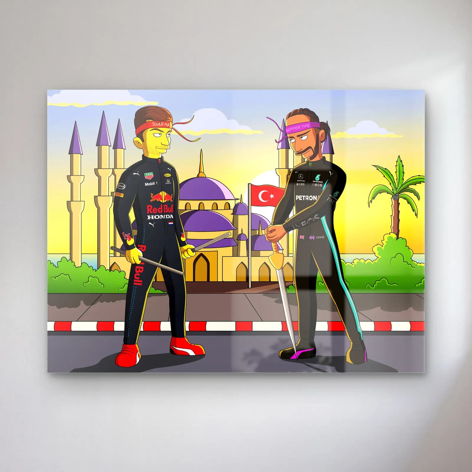 Verstappen Ve Hamilton Türkiye cam tablo — Cami ve Türk bayrağı önünde tokalaşan Red Bull ve Mercedes tulumlu karikatür pilotlar